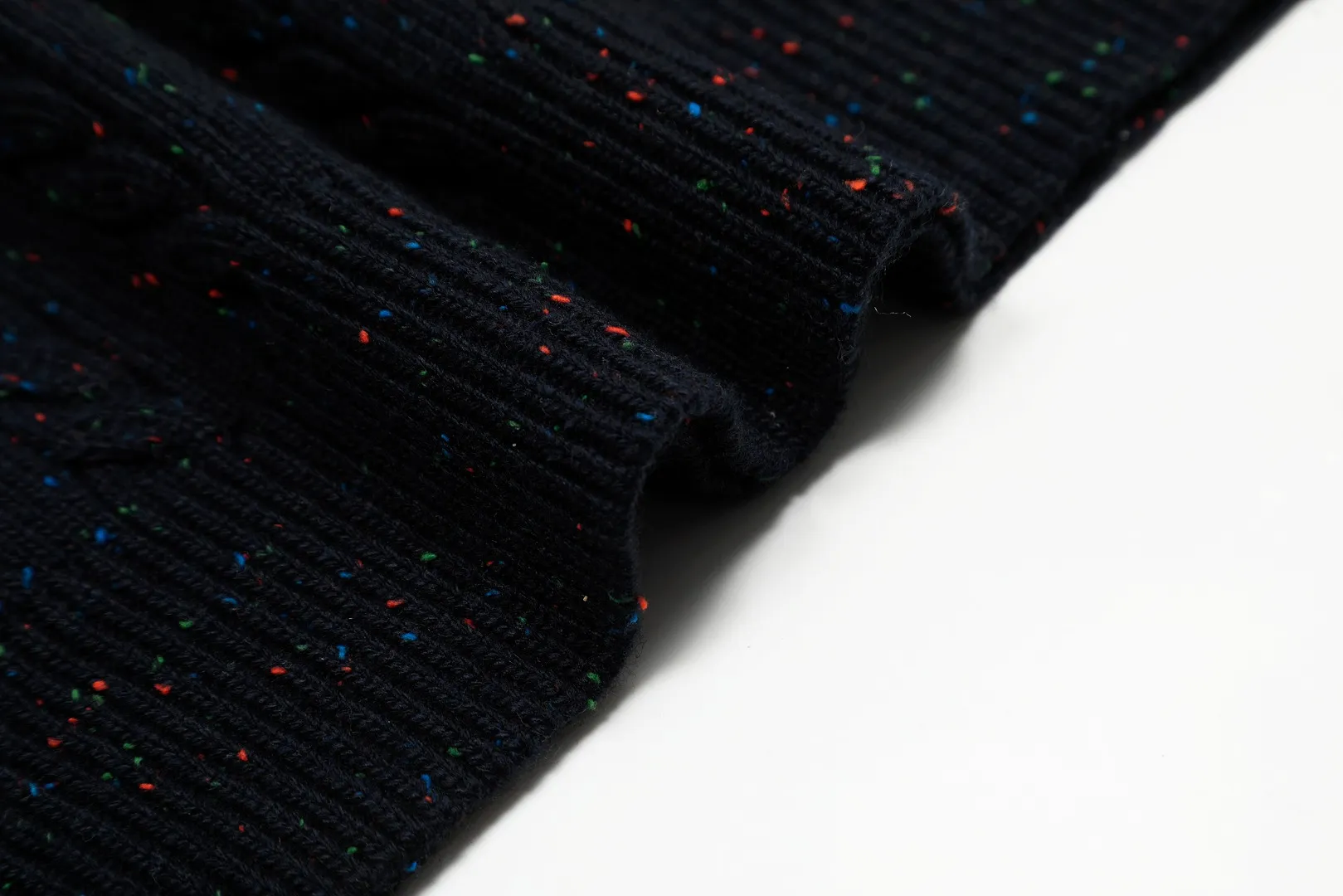 🅿️220 "Top quality" Style number: DS028# [Ralph Lauren wool blended pony embroidered logo twist knitted sweater] ✅Ralph Lauren gradient multi-color dot versatile couple style knitted round neck pullover sweater ✅15% merino cotton wool 85% wool blended custom laser buttons ✅Clean and clear texture ✅ZP quality 1:1 version Scan the code to enter the GF website Counter quality ✅Details and quality are the only one in Guangzhou. Imported quality wool. Focus on high-end. Cost-effective. Needless to say good quality. ✅Restore the original version. The maximum size can be worn up to 180 pounds. Loose, comfortable and stress-free. ✅The upper body is simple and easy to put on. A must-have item for ootd. Good-looking clothes are never picky. A must-have in couples' wardrobes. Size: S-L. Color: Navy blue, light blue, off-white, gray, Christmas red.